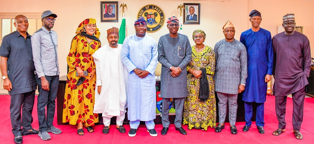 Lagos State Governor, Mr. Babajide Sanwo-Olu flanked by the Chairman, House of Representatives Ad-hoc Committee to Investigate Abandoned Federal Government Properties across the Federation, Hon. Ademorin Kuye (fifth left); Secretary to the Lagos Government (SSG), Mrs. Folashade Jaji (fourth right); Chief of Staff to the Governor, Mr. Tayo Ayinde (second right) and members of the Committee during a courtesy call on the Governor, at the Lagos House, Marina, on Saturday, 05 March 2022.